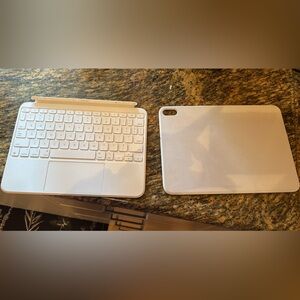 Magic Keyboard folio for iPad, color is white, amazing condition